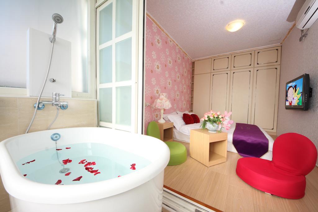 Avica Homestay Wujie Exterior photo